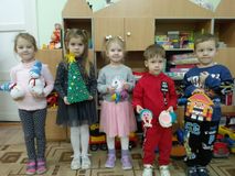 Дети с поделками. средняя группа