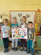 Дети с плакатом.Подготовительная к школе группа