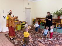 Танец с листочками