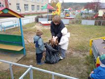 Уборка листвы. Средняя группа Б
