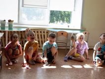 Игра с солнечными зайчиками, младшая группа