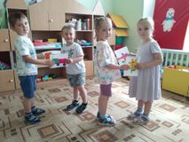 Дети обмениваются подарками