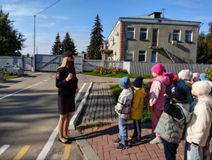 Москаева М.А. проводит беседу о необходимости соблюдения ПДД с воспитанниками старшей и подготовительной к школе группах