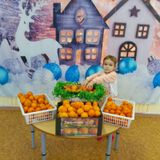 Ксюша Н. пополняет корзину с мандаринами