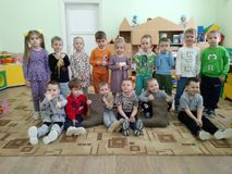 Общее фото с валенками. Средняя группа