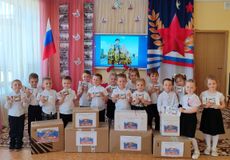 Воспитанники средней группы Б со своими открытками.