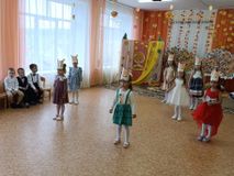 Танец белочек. Средняя группа А.