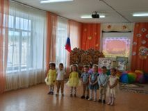 Исполнение песни Осень золотая Средняя группа Б