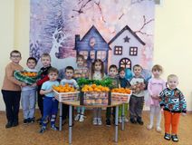 воспитанники с мандаринами