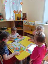 рассматривание иллюстраций.