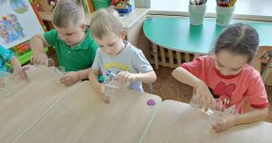 Экспериментирование Вода легко льется, младшая группа