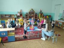 Ищем в корзине ответ на загадку. Младшая группа