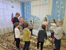 Отгадывание загадок Что растет на елке