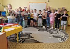(Воспитанники подготовительной к школе группы с письмами