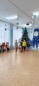 Игра валенки Деда мороза. Старшая группа.