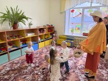 Игра Собери грибы и шишки. Первая группа раннего возраста