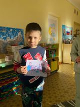 ребенок с фото бабушки и дедушки. Подготовительная к школе группа