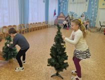 Эстафета Наряди елочку